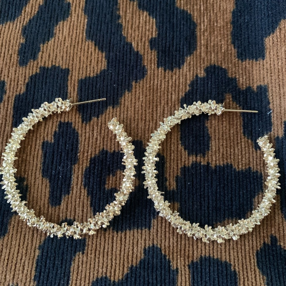 New fashion ear rings. Never worn.